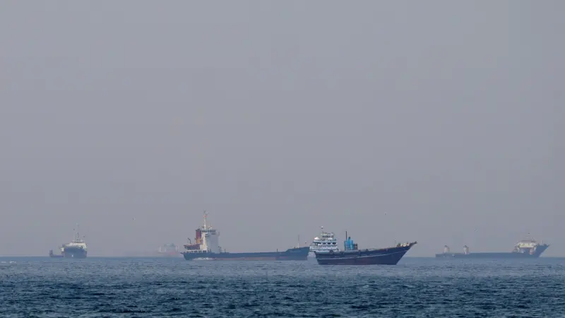 أزمات اقتصادية متلاحقة.. قوى عالمية تطالب بضرورة فتح مضيق هرمز