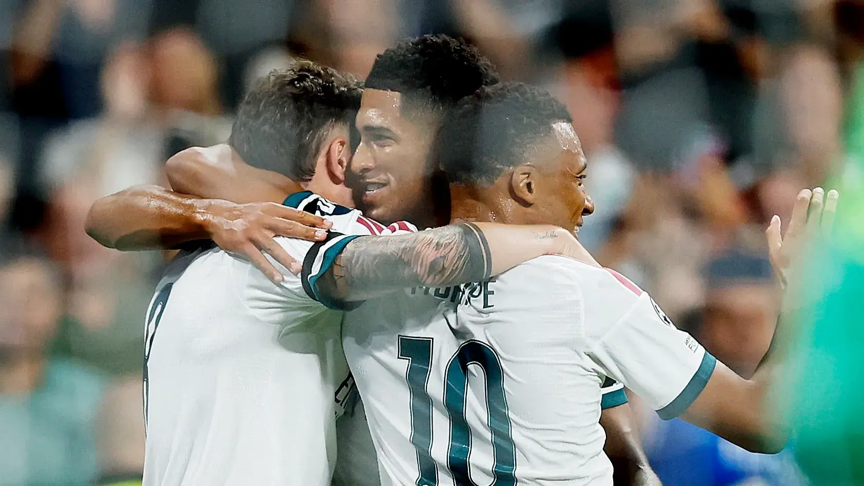ريال مدريد يجهز عقد جديد لبيلنغهام (رويترز) ريال مدريد يجهز عقد جديد لبيلنغهام (رويترز)