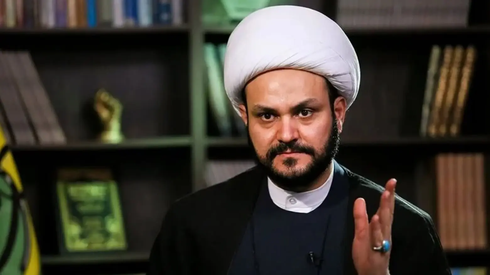 ظهور أكرم الكعبي فوق العلم الأميركي أثار ردود فعل واسعة في العراق (فيسبوك) ظهور أكرم الكعبي فوق العلم الأميركي أثار ردود فعل واسعة في العراق (فيسبوك)