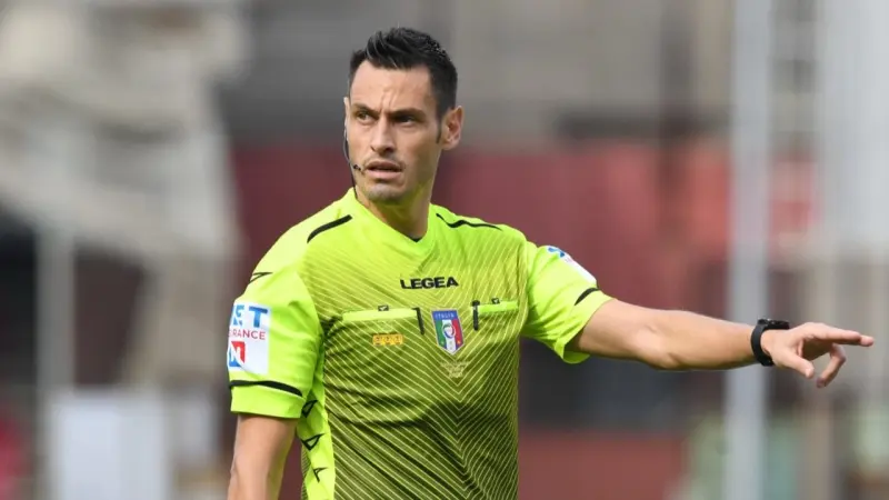 من هو حكم مباراة الاتحاد ضد القادسية؟.. نخبة الصافرة الإيطالية