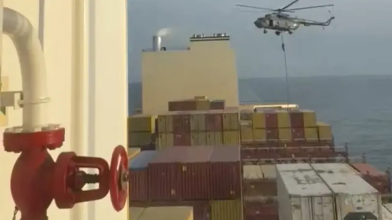 قائد إيراني: البحرية سترافق سفننا التجارية إلى البحر الأحمر