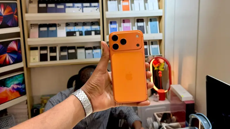 مشكلة آيفون 17 تسبب خللا يثير جدلاً بين المستخدمين