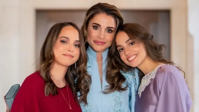 صورة - "يا قلب ماما".. هكذا هنأت الملكة رانيا ابنتيها بعيد ميلادهما