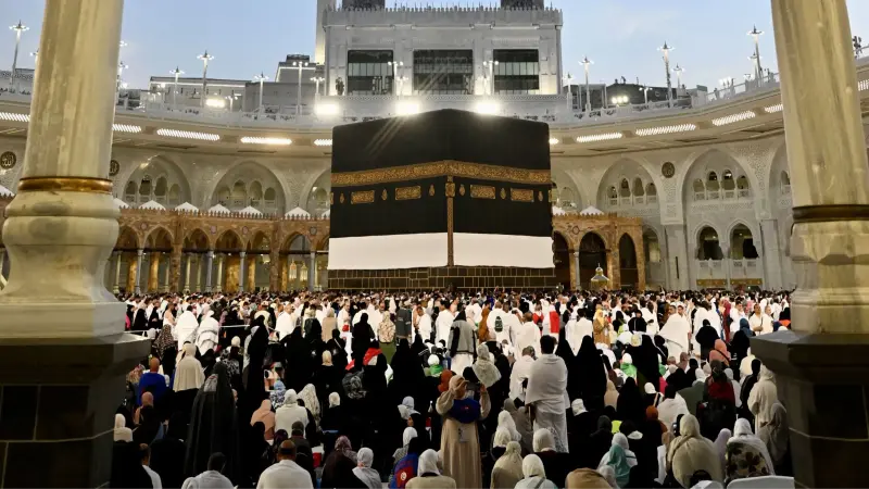 ماء زمزم وورد.. إتمام مراسم غسل الكعبة المشرفة في مكة المكرمة