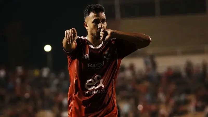 احتفالات تسبب أزمات.. تريزيغيه ينهي مبكرا أزمة في غرفة ملابس الأهلي