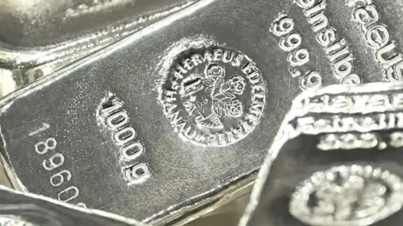 خسائر ثقيلة للفضة في السوق الفورية.. انخفاض 11%