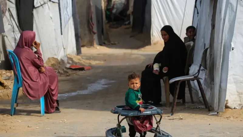 امرأة تعيد الحياة للأوراق النقدية المهترئة في غزة