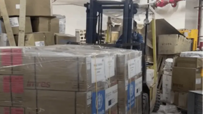 فيديو - جسر إغاثي بري.. مساعدات طبية من مخزون الصحة العالمية في دبي تصل لبنان لإنقاذ القطاع الصحي