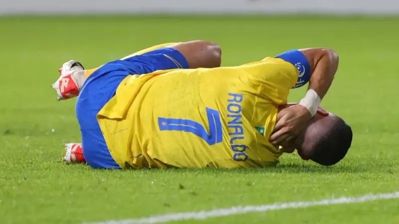 خرج بسبب الإصابة.. هل يغيب رونالدو عن دربي الرياض؟