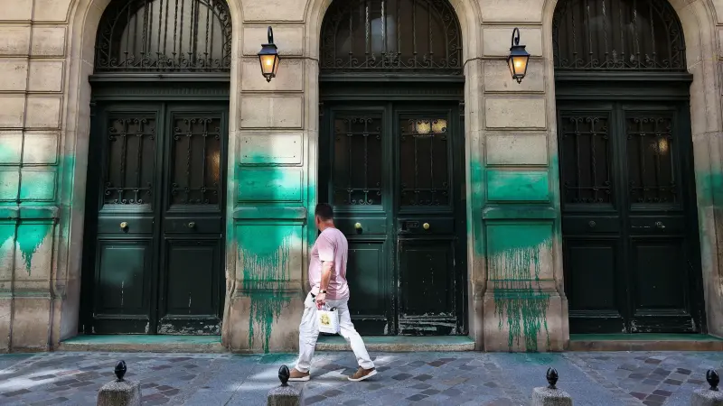 تلطيخ عدد من المنشآت اليهودية في باريس بطلاء أخضر