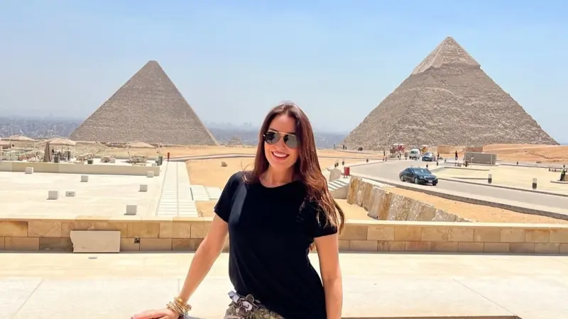 صور - نرمين الفقي من أمام الأهرامات تزامنًا مع افتتاح المتحف المصري الكبير