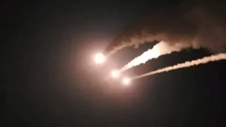 قصف متبادل بين إسرائيل وإيران.. ماذا تحمل الساعات المقبلة؟