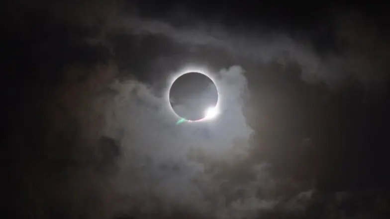 كسوف الشمس.. متى موعده ومن سيراه؟