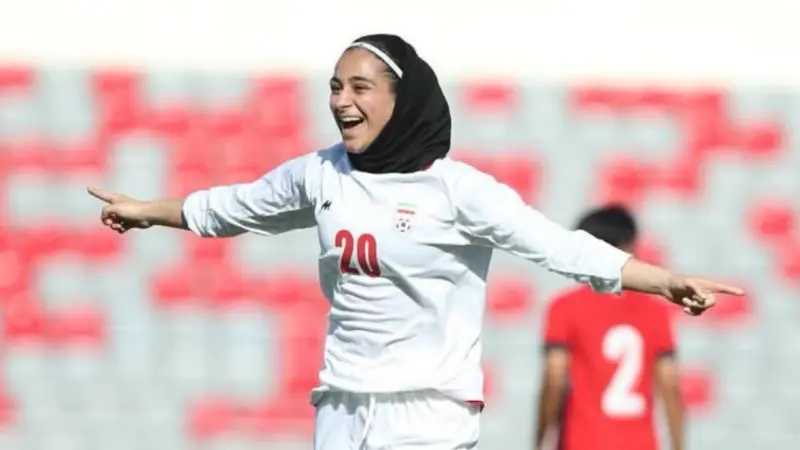 فيديو - بكاء نجمة المنتخب الإيراني للسيدات بسبب الحرب