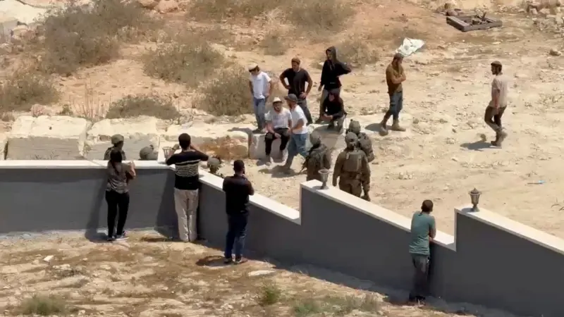 اعتداءات ونزوح.. استمرار حصار الفلسطينيين في قصرة لليوم الـ7