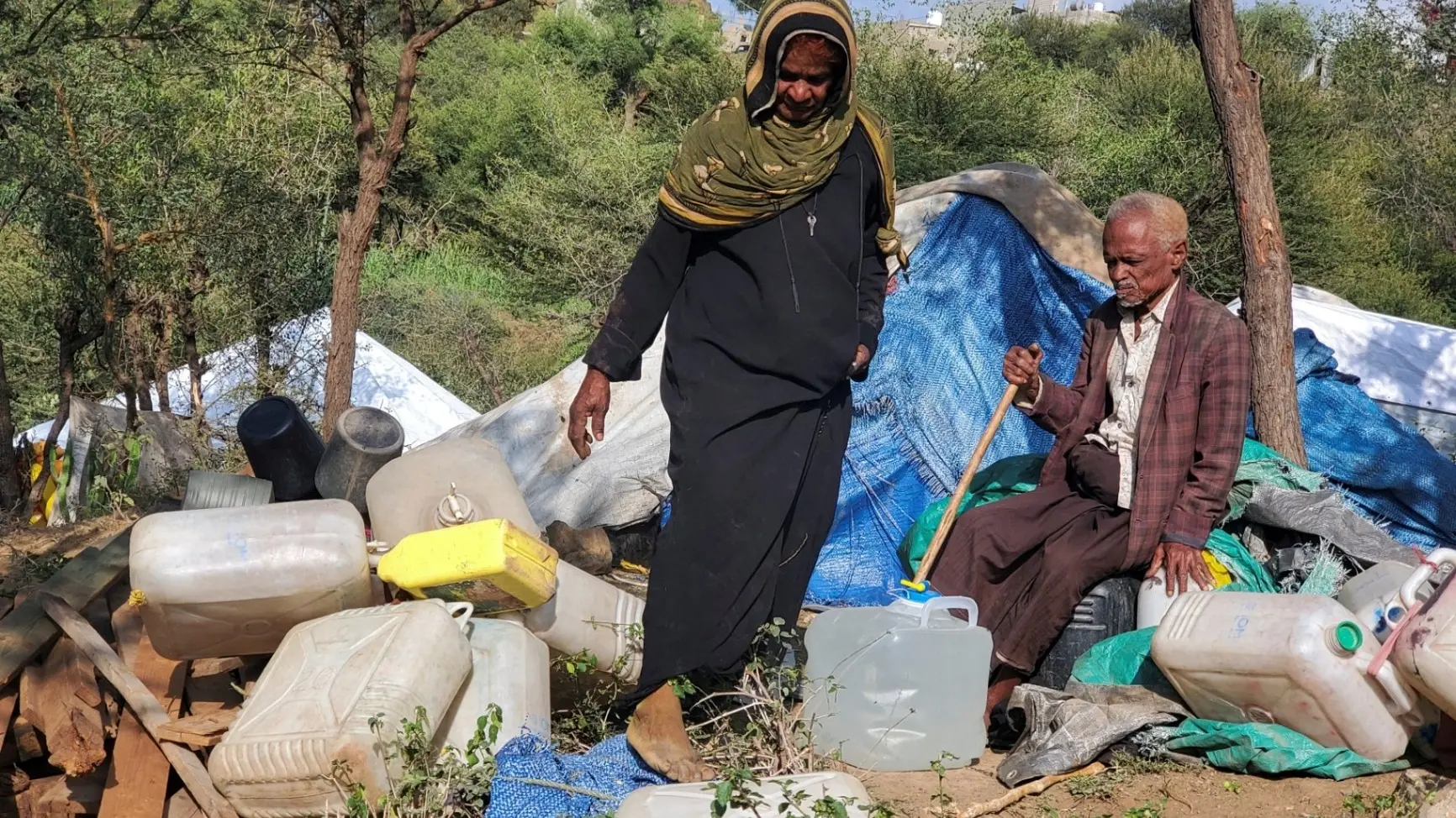 نازحو اليمن يتمسكون بأمل العودة إلى ديارهم (رويترز) نازحو اليمن يتمسكون بأمل العودة إلى ديارهم (رويترز)