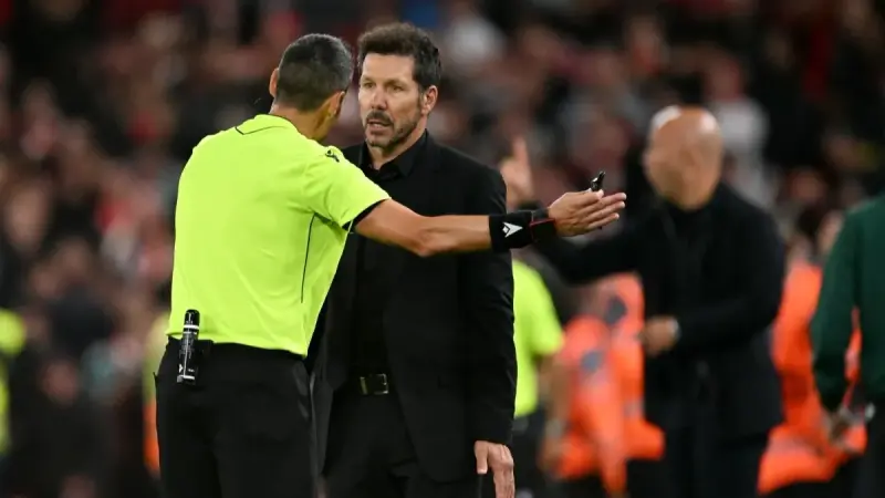 فيديو - سيميوني يتشاجر مع مشجع ليفربول ويُطرد بعد هدف فان دايك القاتل