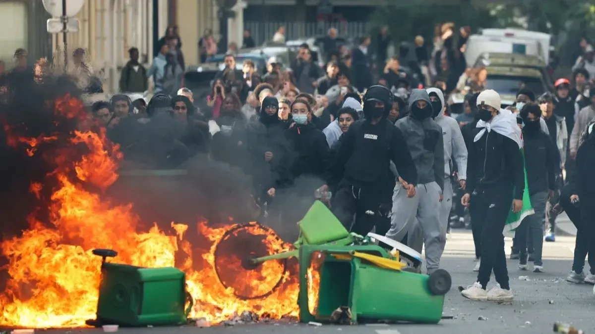 احتجاجات في فرنسا بسبب تردي الأوضاع في المدارس (رويترز) احتجاجات في فرنسا بسبب تردي الأوضاع في المدارس (رويترز)