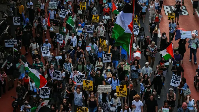 فيديو - متظاهرون يحملون صور أطفال غزة في شوارع تل أبيب