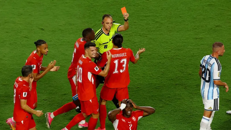 كأس العالم 2026 - سويسرا تهاجم الحكم بعد طرد إمبولو أمام الأرجنتين