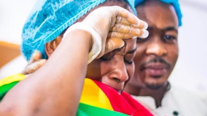 صور - 227 ساعة.. طباخة من غانا تحطم الرقم القياسي في الطهو المتواصل