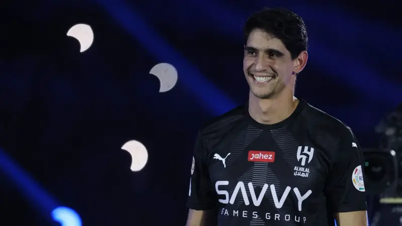 فيديو - ياسين بونو يفاجئ الجماهير برأيه عن محمد الشناوي.. ماذا قال؟