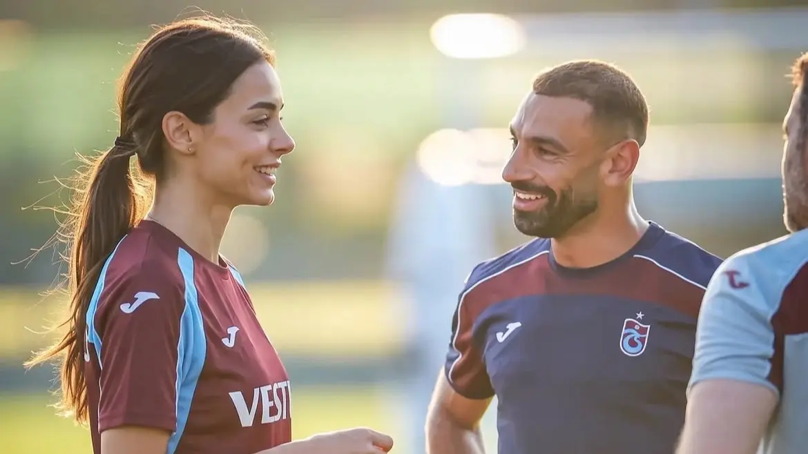 محمد صلاح ظهر إلى جوار فتاة في صورة متداولة عبر مواقع التواصل الاجتماعي محمد صلاح ظهر إلى جوار فتاة في صورة متداولة عبر مواقع التواصل الاجتماعي