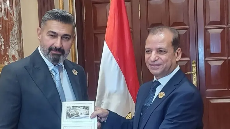 صور - ياسر جلال يتسلم كارنية عضوية الشيوخ