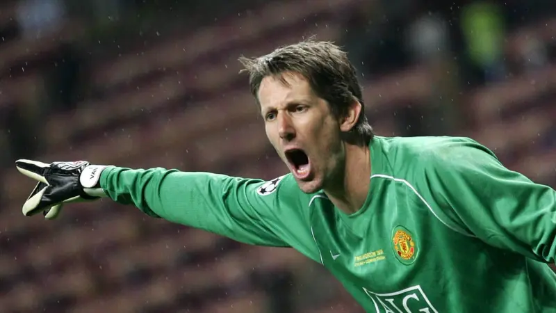 ماذا قال حارس مرمى مانشستر يونايتد السابق بعد خروجه من العناية؟
