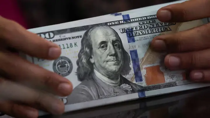 سعر الدولار الأميركي مقابل الجنيه المصري نحو 50.46 جنيهًا (رويترز) سعر الدولار الأميركي مقابل الجنيه المصري نحو 50.46 جنيهًا (رويترز)