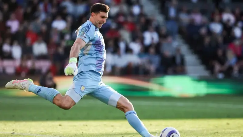 دموع في الكواليس.. عائلة إيميليانو مارتينيز تكشف أسرار فشل انتقاله إلى مانشستر يونايتد