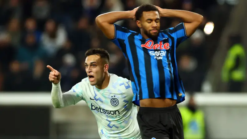 فيديو - مشجع إنجليزي يقتحم ملعب فريق إيطالي بطريقة طريفة.. ما القصة؟