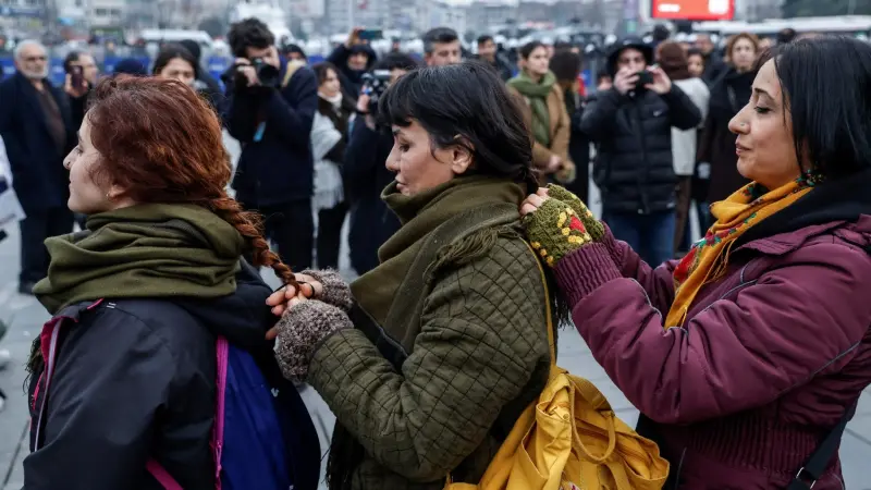 فيديو - رمز المقاومة.. تضامن واسع مع الكرديات بـ"الضفائر"