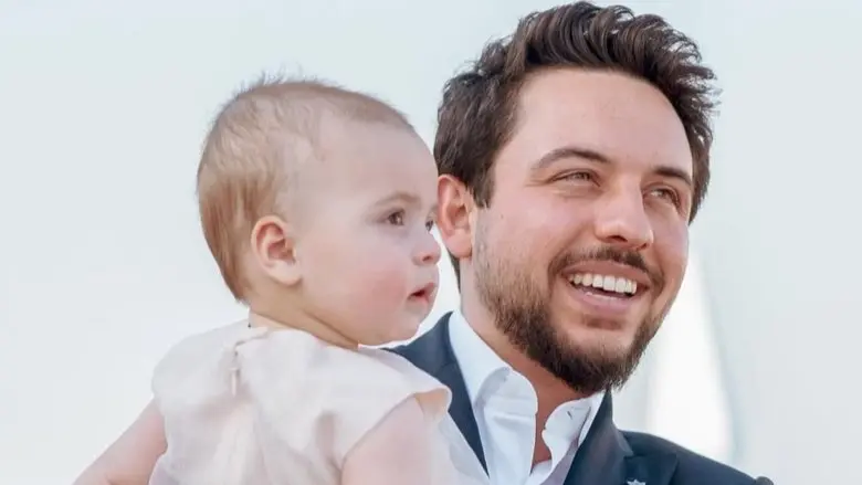 فيديو - مشهد يخطف القلوب.. احتفال الأمير الحسين وابنته بيوم العلم الأردني