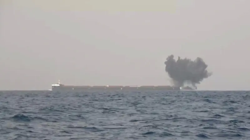 تضرر سفينة شحن بعد هجوم لـ"الحوثيين" في خليج عدن