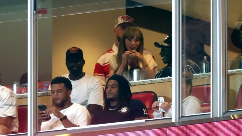 صور وفيديو - تايلور سويفت وترافيس كيلسي.. أول ظهور بعد الخطوبة