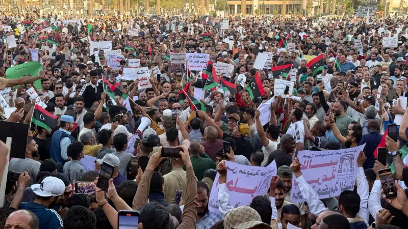 احتجاجات تهز طرابلس ومطالب بإسقاط النظام.. ماذا يحدث في ليبيا؟