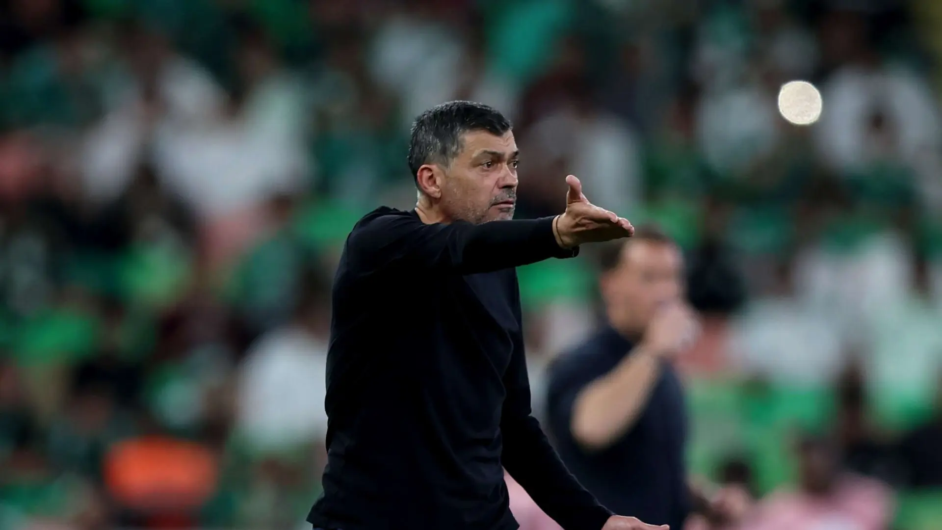 المدرب البرتغالي السابق للاتحاد ينفي الإساءة للاعبين السعوديين (إكس) المدرب البرتغالي السابق للاتحاد ينفي الإساءة للاعبين السعوديين (إكس)