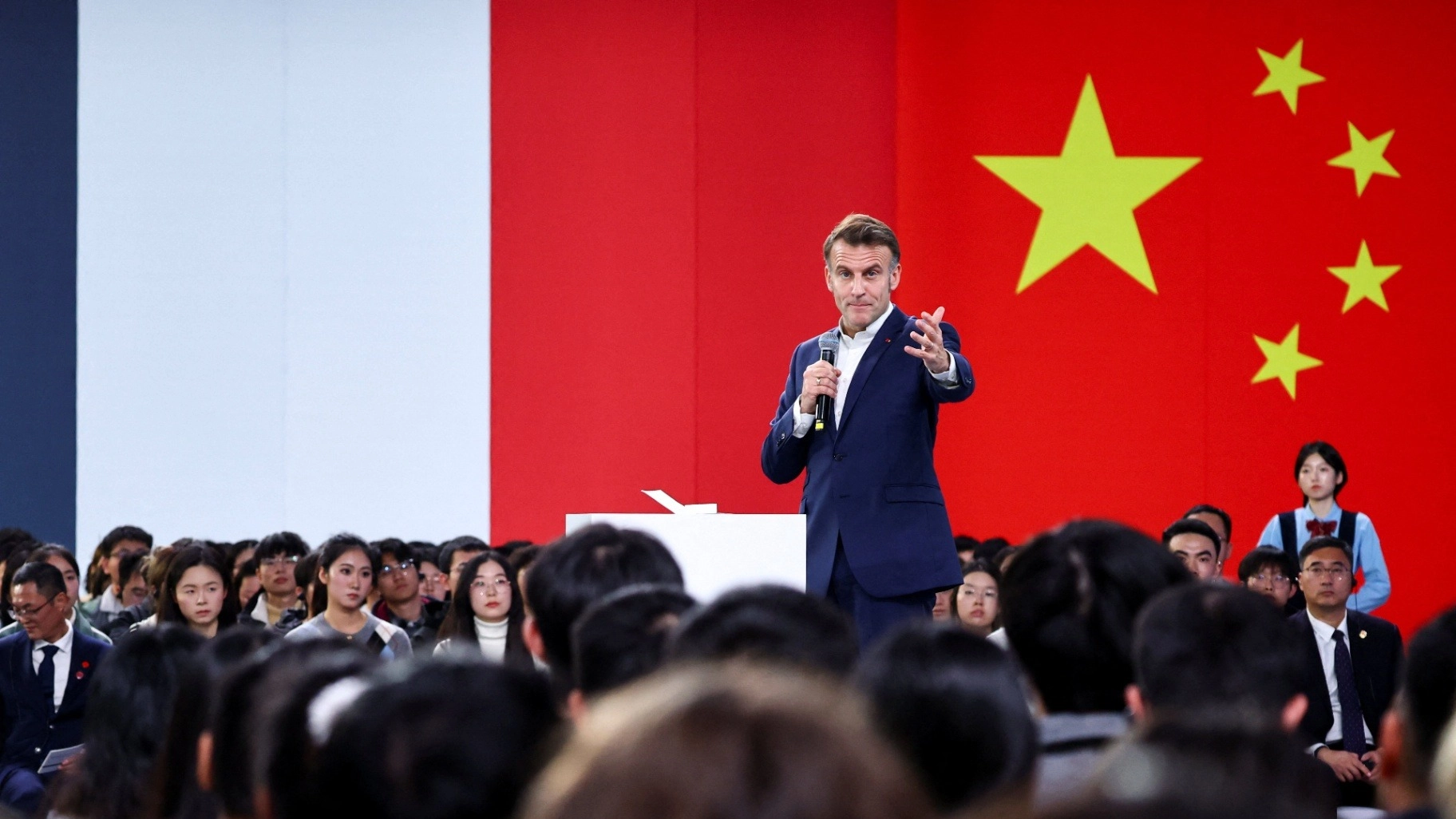 ماكرون يدعو إلى "تفضيل أوروبي" في سوق السيارات الكهربائية 