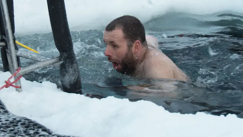 روسيا.. الغطس في المياه المتجمدة يجذب السياح من داخل البلاد وخارجها