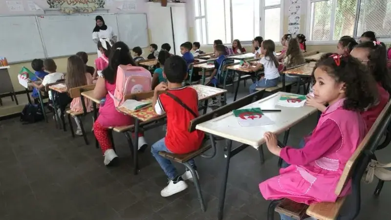 انتحار وهروب.. صدمة في الجزائر بسبب طريقة التعامل مع نتائج الأبناء