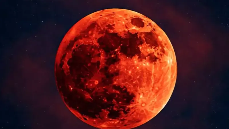 ظاهرة فريدة.. هذا موعد خسوف القمر الكلي في السعودية