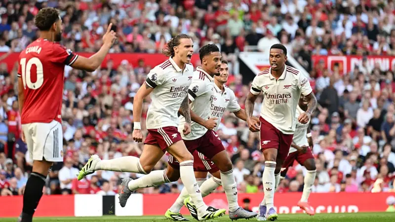 أرسنال يختبر صدارته أمام صحوة مانشستر يونايتد