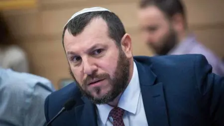 related_news_inside_blogsصورة - وزير إسرائيلي يرفع العلم على قمة ويزعم أن الضفة "أرضه"