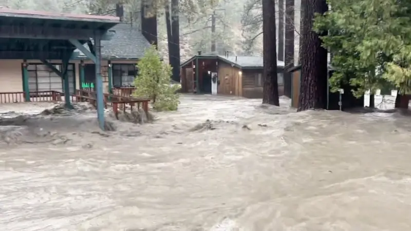 فيديو وصور - أمطار غزيرة وسيول تُغرق مناطق عدة في جنوب كاليفورنيا