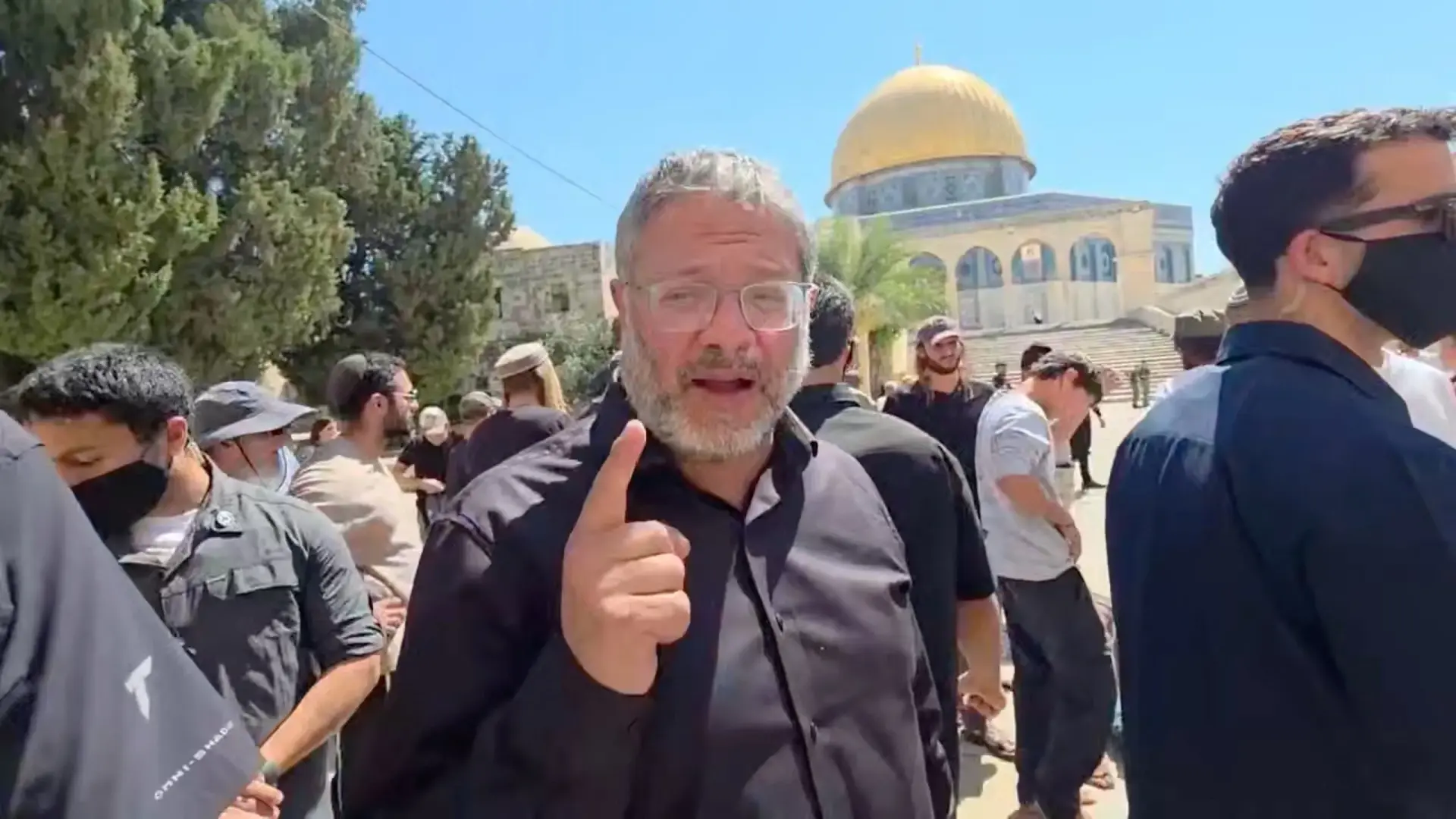 وزير الأمن الوطني إيتمار بن غفير يزور اليوم باحة المسجد الأقصى في القدس (رويترز) وزير الأمن الوطني إيتمار بن غفير يزور اليوم باحة المسجد الأقصى في القدس (رويترز)