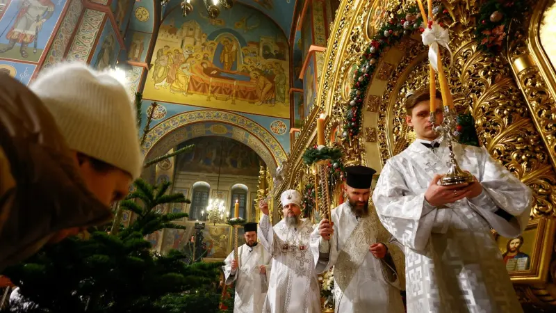 أوكرانيا تحظر الكنيسة الأرثوذكسية المرتبطة بروسيا في أراضيها
