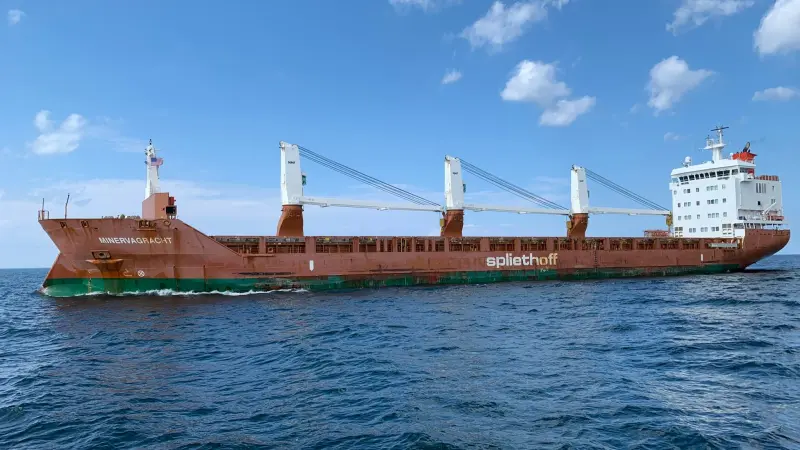 في خليج عدن.. هجوم بحري يتسبب بجنوح واشتعال سفينة هولندية