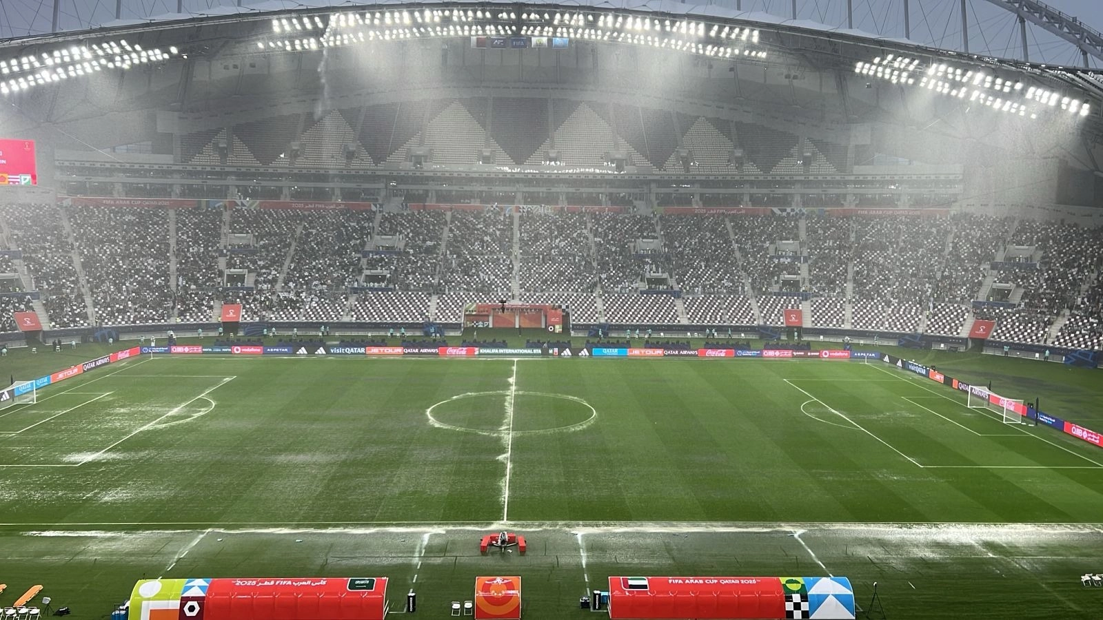 كأس العرب 2025 - الأمطار الغزيرة تؤخر انطلاق الشوط الثاني من مباراة السعودية والإمارات 