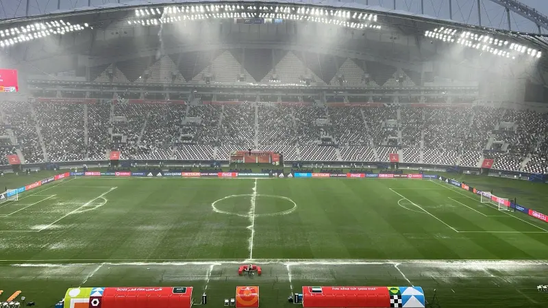 كأس العرب 2025 -  تأجيل الشوط الثاني بين السعودية والإمارات لوقت لاحق بسبب الأمطار